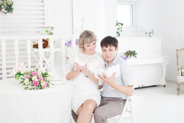 Um casal feliz recém-casado — Fotografia de Stock