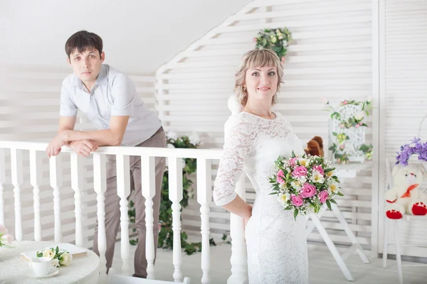 Жених и невеста на белом фоне — стоковое фото