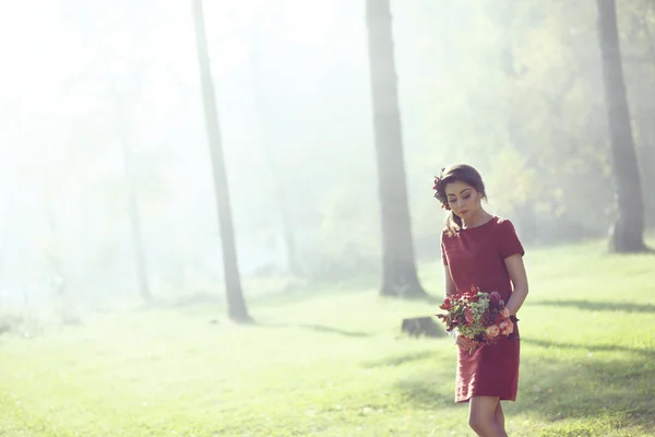 Frau im Sommerkleid — Stockfoto