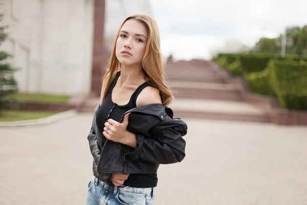 Vrouw in de stad — Stockfoto