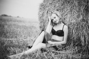 Buğday Tarlasında Kadın