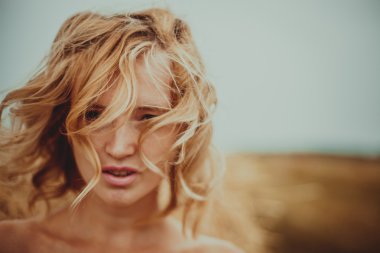 buğday alanında Blonde Güzellik