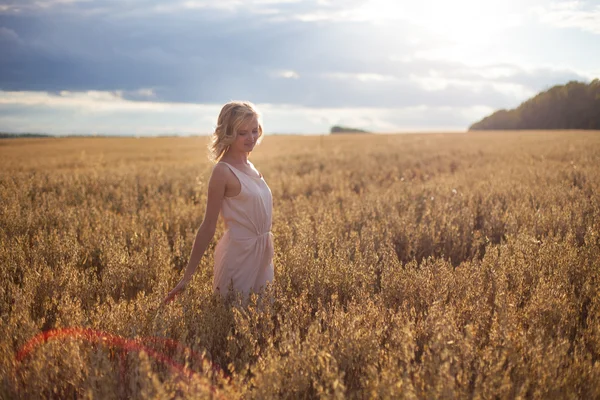 Mujer en el campo de trigo con los brazos extendidos —  Fotos de Stock