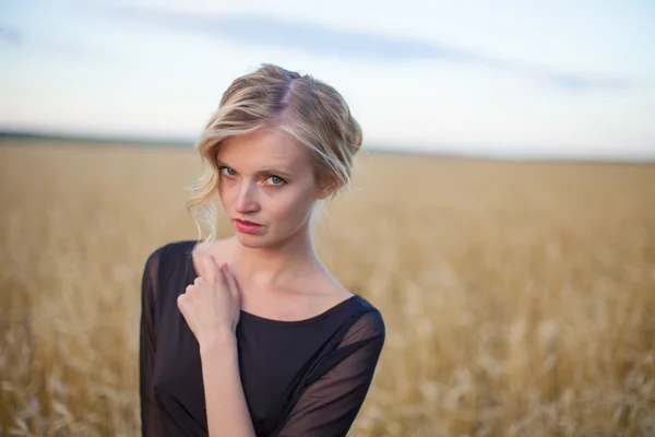 Mujer hermosa en el campo de verano — Foto de Stock