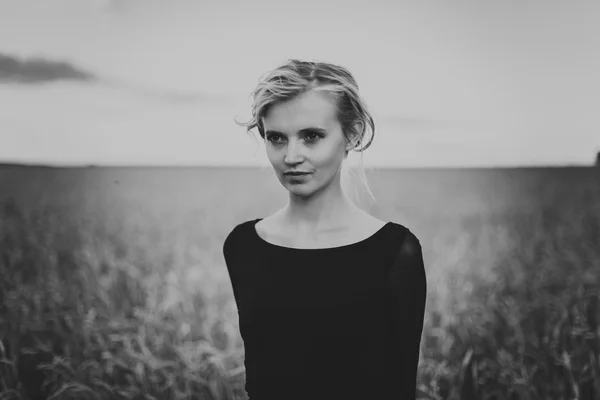 Woman in Wheat Field — Stock Photo, Image