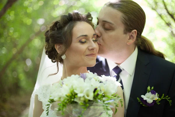 Casamento casal em ambiente romântico — Fotografia de Stock