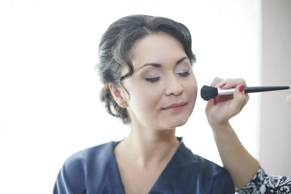 Sposa che riceve il trucco — Foto Stock