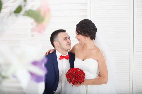Nygift par tillsammans — Stockfoto