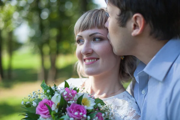 Kärleksfull brudgummen och bruden — Stockfoto