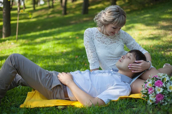 Braut und Bräutigam bei der Hochzeitsfeier — Stockfoto