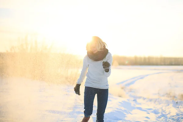 Junge erwachsene Mädchen im Winterpark — Stockfoto