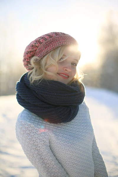 Walking in the field on a sunny winter day — Stock Photo, Image