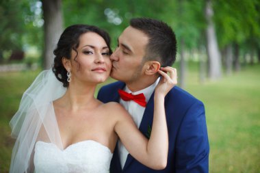 Gelin çift parkta bir yürüyüş