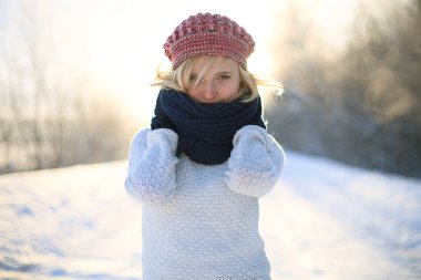 Genç bayan kışın tadını çıkarıyor