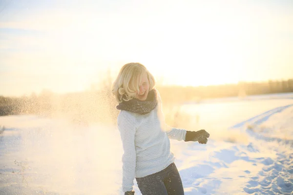Ung kaukasisk kvinna njuta av vintern — Stockfoto