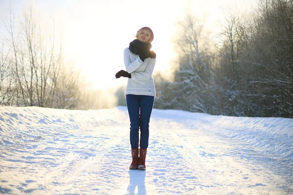 Spaziergang auf dem Feld an einem sonnigen Wintertag — Stockfoto
