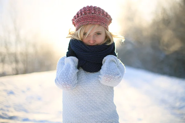 Ung kvinna njuter av vintern — Stockfoto