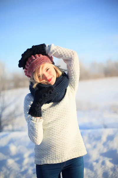 Mujer joven disfrutando del invierno — Foto de Stock