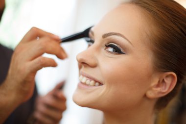 bir gelinin saç kadar sabitleme stilist