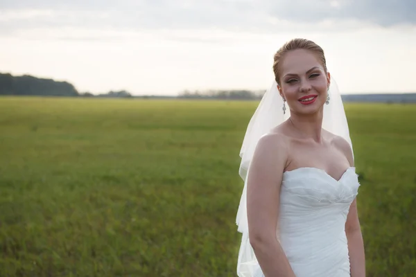 Bella sposa sorridente — Foto Stock