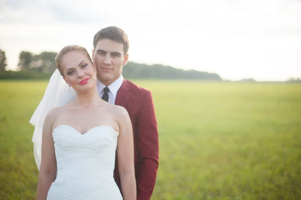 Gelukkige paar op trouwdag — Stockfoto