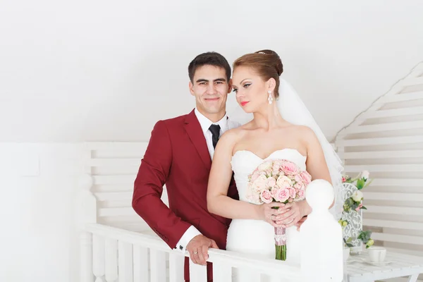 Esposo y esposa en el día de la boda — Foto de Stock