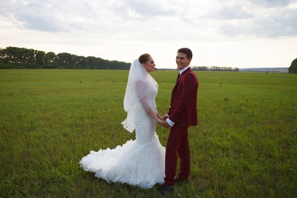 Bruid en bruidegom buiten — Stockfoto