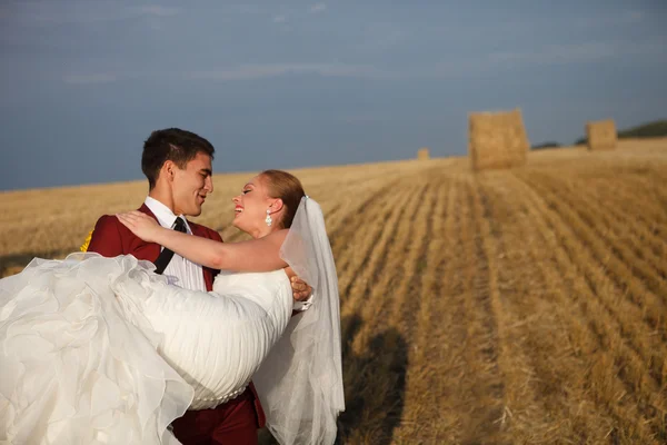 Glückliches Paar und Hintergrund des blauen Himmels — Stockfoto