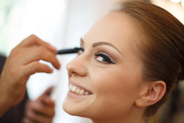 Sposa che riceve il trucco — Foto Stock