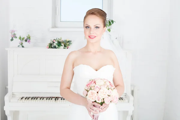 Close-up portrait of young bride — Stock Photo, Image