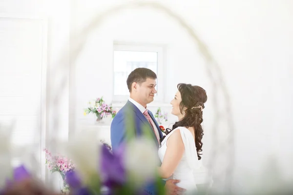 Mann und Frau am Hochzeitstag — Stockfoto