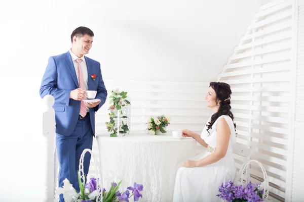 Um casal feliz recém-casado — Fotografia de Stock