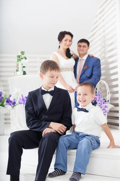 Ung familj — Stockfoto