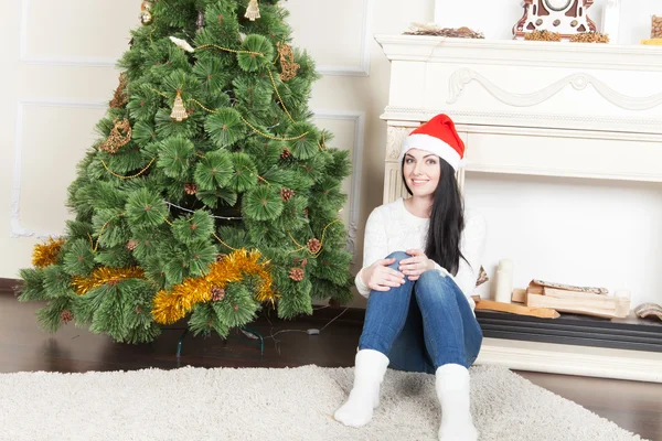 Χριστουγεννιάτικο δέντρο και η νεαρή γυναίκα — Φωτογραφία Αρχείου