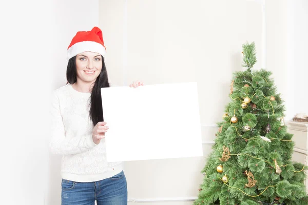 Mujer de Navidad sosteniendo signo en blanco — Foto de Stock