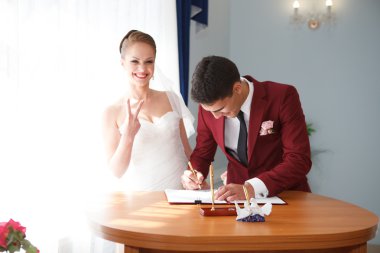 Gelin ve damat imza kayıt ofisi