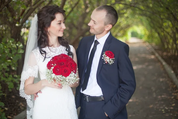 Šťastné nevěsty zahrnující ženicha — Stock fotografie