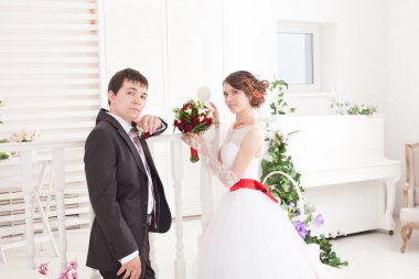 Sevgili damat ve güzel gelin birlikte mutluyuz