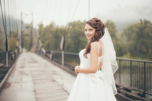 Panna młoda na rzece most — Zdjęcie stockowe