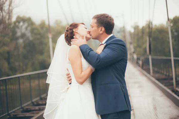 Man en vrouw op de huwelijksdag — Stockfoto