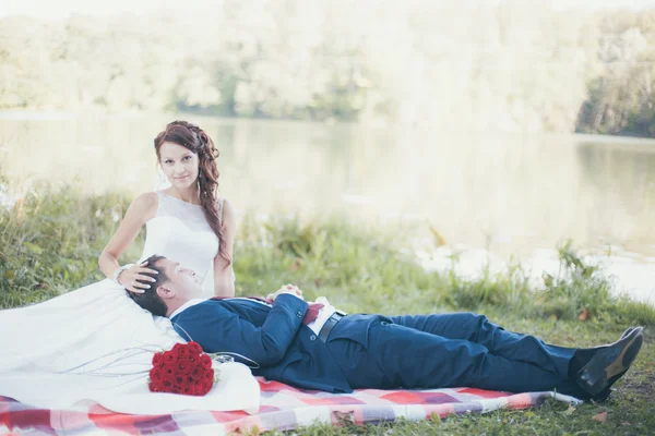 Esposo y esposa en el día de la boda — Foto de Stock