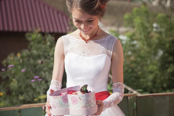 Jeune belle mariée en robe blanche avec des papillons — Photo