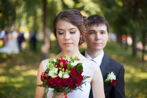 Amoroso noivo e noiva — Fotografia de Stock