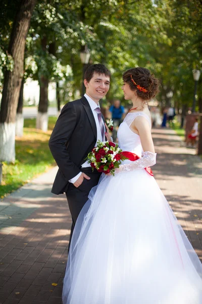 Joyeux couple de mariage — Photo