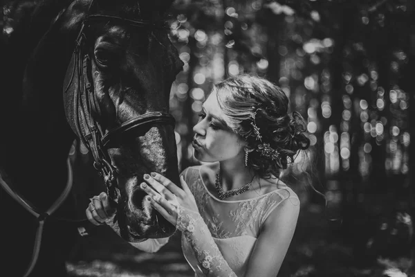 Beyaz elbise ayakta atı ile genç kadın — Stok fotoğraf