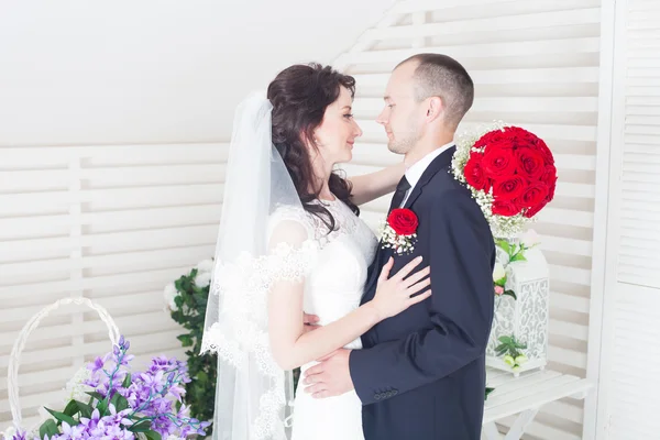 Bruid en bruidegom op trouwdag — Stockfoto