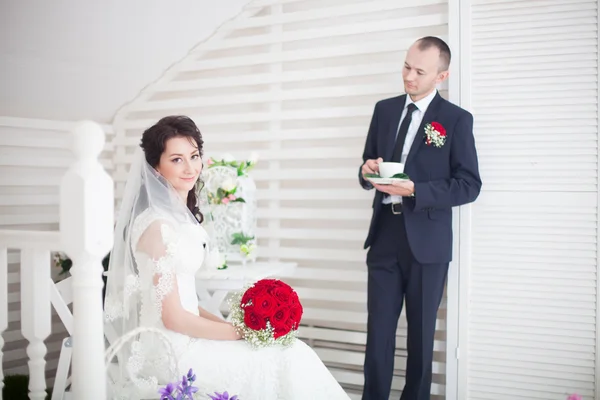 Braut und Bräutigam am Hochzeitstag — Stockfoto