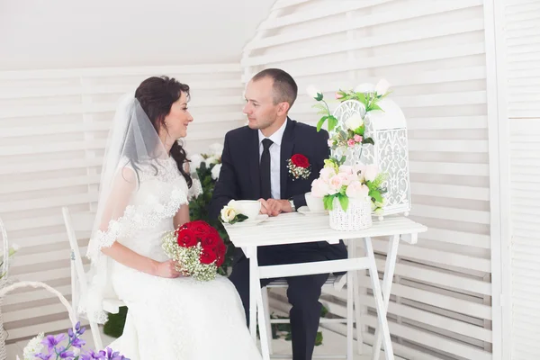 Nevěsta a ženich ve svatební den — Stock fotografie