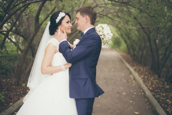 Nowożeńcy na dzień ślubu — Zdjęcie stockowe
