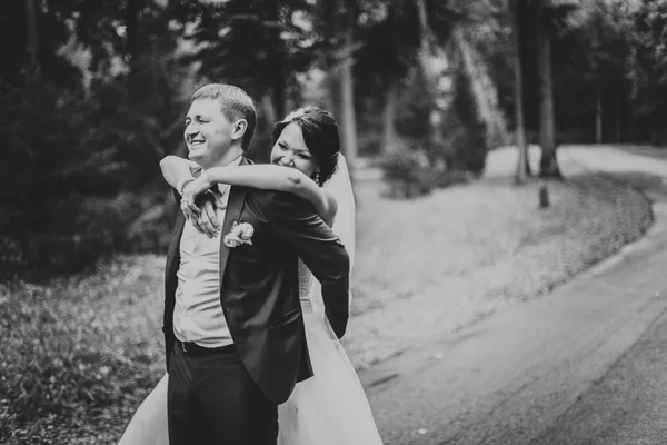 Brautpaar am Hochzeitstag — Stockfoto